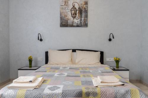 ein Schlafzimmer mit einem Bett mit zwei Handtüchern darauf in der Unterkunft Golden Violin ! Apartments Lviv in Lwiw