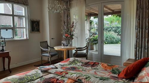 1 dormitorio con cama, mesa y ventana en Casa di Fiore, en Ospel