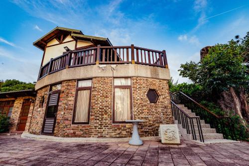 a brick building with a balcony on top of it at Cui Song Yuan Homestay in Tongxiao