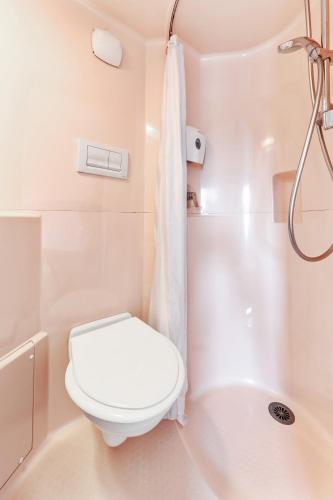 Bilik mandi di Kyriad Direct Annemasse - Genève