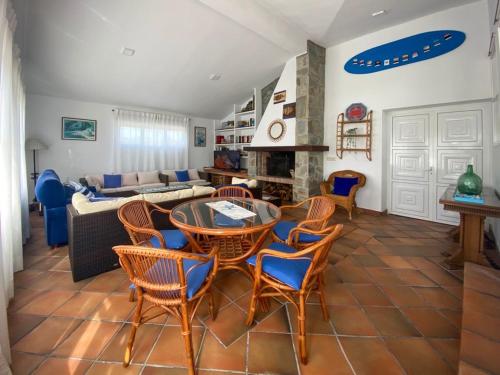 El Campo的住宿－Villa Erbosa，客厅配有桌椅