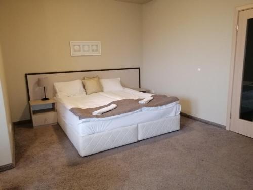 a bedroom with a white bed in a room at Thermal Hotel Seven Seasons in Banya
