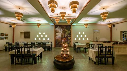 Utsav Camp Sariskaにあるレストランまたは飲食店