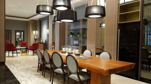 Χώρος καθιστικού στο Anderson Apartment by Kondoku