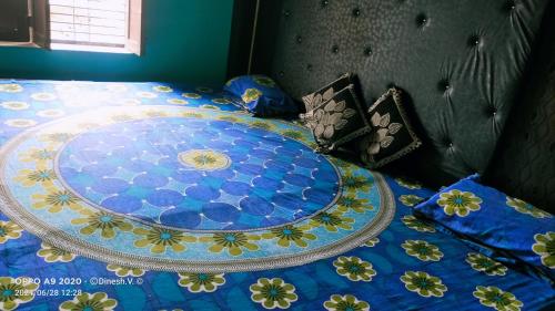 una cama con un plato encima en Maa Vaishno Guest House, en Varanasi