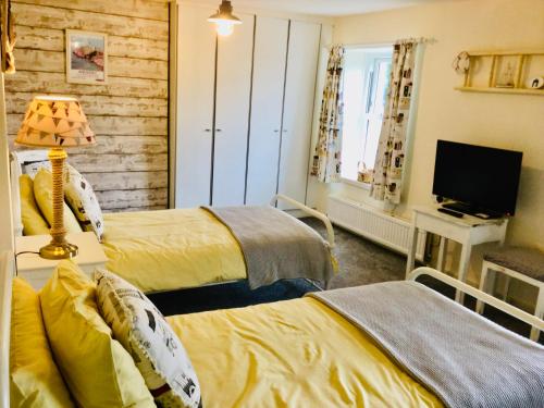Кровать или кровати в номере Charming 2 Bed House near Rhoscolyn DISCOUNTS FOR