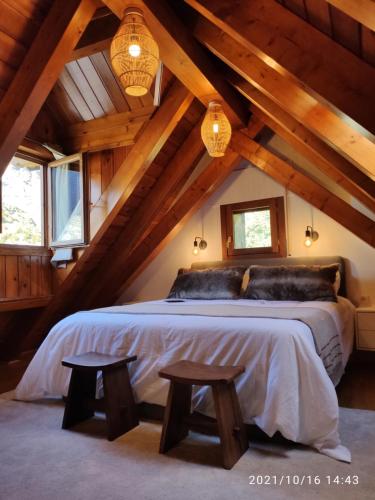 Un pat sau paturi într-o cameră la Bamboo I - tucasaenlospirineos