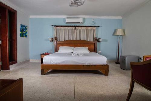 una camera con letto e testata in legno di Tanjung Inn a Kuantan