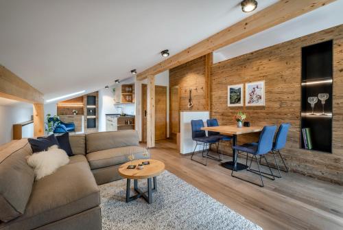 ein Wohnzimmer mit einem Sofa und einem Tisch in der Unterkunft Alperie Ferienhaus in Schliersee