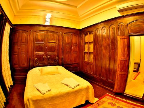 a bedroom with a bed and wooden cabinets at Ali Bey Konagi in Gaziantep