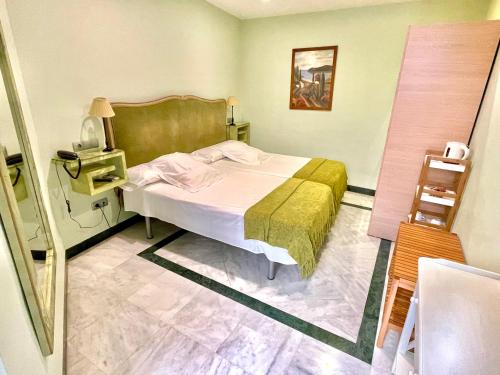 Postel nebo postele na pokoji v ubytování Hotel Conde de Cárdenas