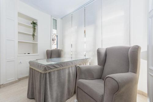a dining room with a table and a chair at Apartamento San Pascual 18 III en Orihuela in Orihuela
