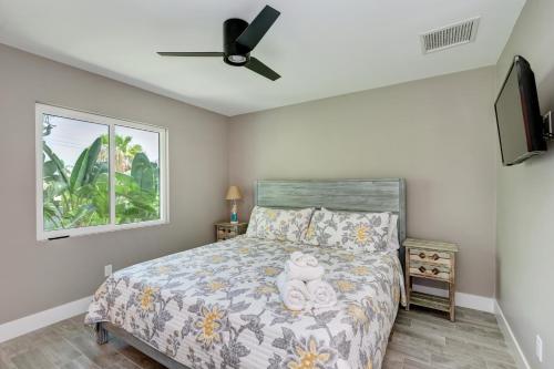 1 dormitorio con cama y ventana en AMI Gulf Lookout-Views Of The Gulf From Every Room-Rooftop Terrace en Bradenton Beach