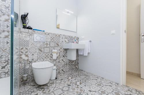 a bathroom with a toilet and a sink at Apartamento San Pascual 18 III en Orihuela in Orihuela