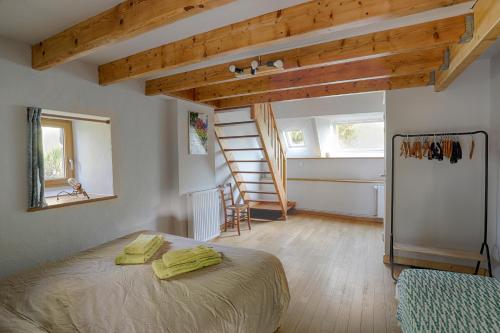 Poschodová posteľ alebo postele v izbe v ubytovaní Des Feuilles et Des Hiboux