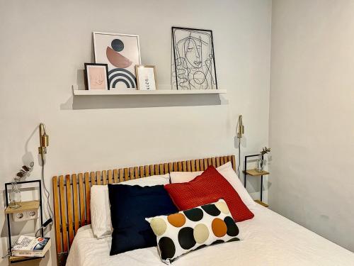Schlafzimmer mit einem Bett mit roten und blauen Kissen in der Unterkunft La casa de Talo in Granada