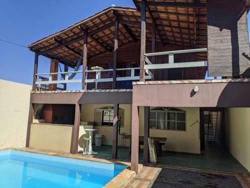 uma casa com uma piscina em frente em Hostel Park em Uberlândia
