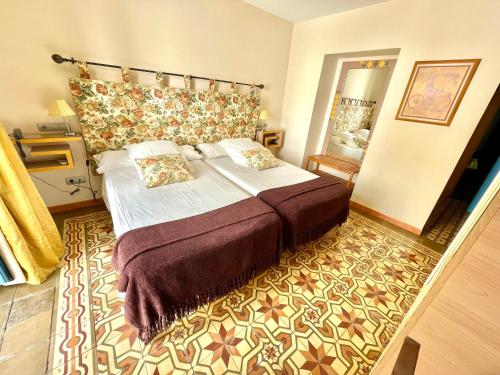 Postel nebo postele na pokoji v ubytování Hotel Conde de Cárdenas