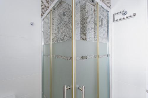 a shower with a glass door in a bathroom at Apartamento San Pascual 18 III en Orihuela in Orihuela