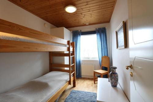 1 dormitorio con 2 literas y ventana en Holiday house in Gnosjo with amazing lake view, en Gnosjö