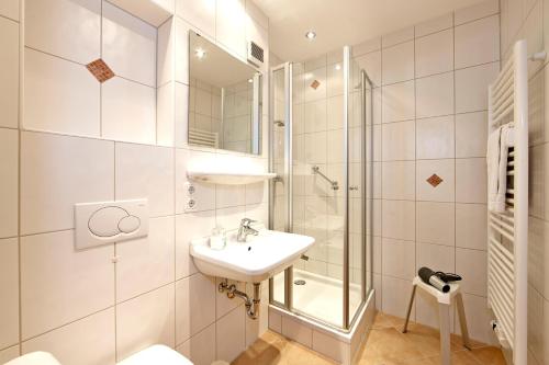 a bathroom with a sink and a shower at Alpenkette in Garmisch-Partenkirchen