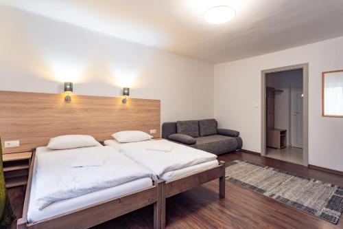 Ένα ή περισσότερα κρεβάτια σε δωμάτιο στο Sobri Halászcsárda és Panzió