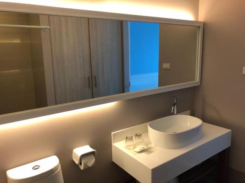 Bilik mandi di The sea condominium by Supitsa