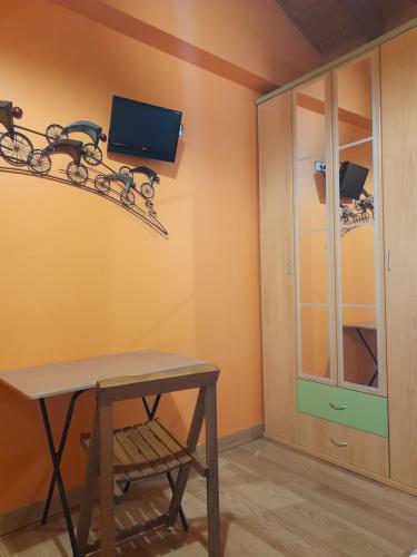 Televisyen dan/atau pusat hiburan di HOSTAL Villa de Brulles