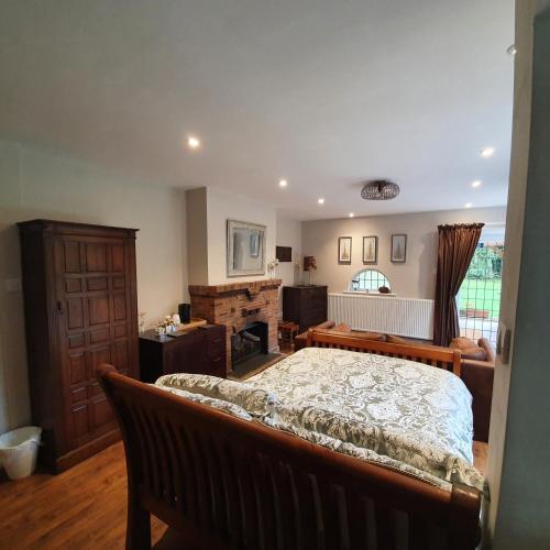 1 dormitorio con 1 cama grande en una habitación en Wood Rising en Newark upon Trent