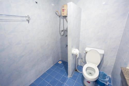 y baño pequeño con aseo y ducha. en แสนสุขอพาร์ทเมนท์, en Bang Saen