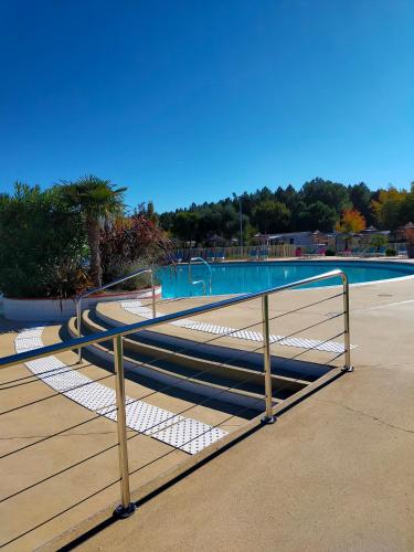 une balustrade métallique à côté d'une piscine dans l'établissement Mobilhome Salsa XXL, à Gastes