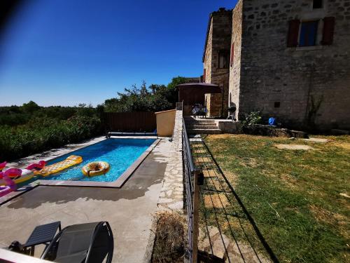 una piscina hinchable en Magnifique gite en pierres 6 personnes avec piscine privee Ardeche plein sud, en Lablachère