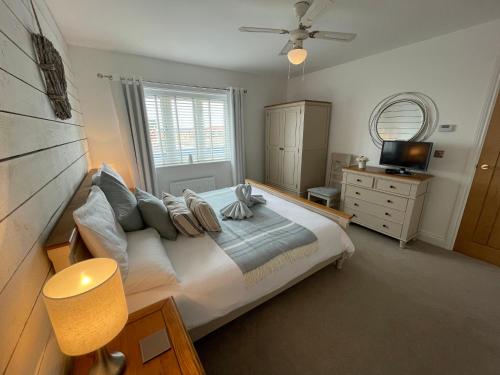 Postel nebo postele na pokoji v ubytování WHITBY-CAPTAINS HOUSE WHITBY - 4 bed Luxury Holiday Home