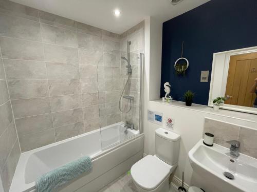 Koupelna v ubytování WHITBY-CAPTAINS HOUSE WHITBY - 4 bed Luxury Holiday Home