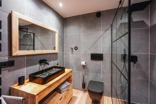 La salle de bains est pourvue d'un lavabo et d'une douche. dans l'établissement Allgäu Chalet mit Berg-Panorama, à Oberreute