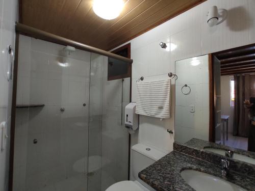 Ett badrum på Hibiscos Pousada