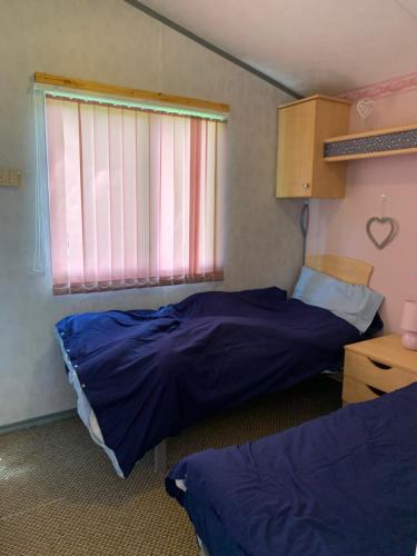 מיטה או מיטות בחדר ב-Lower Hyde Caravan