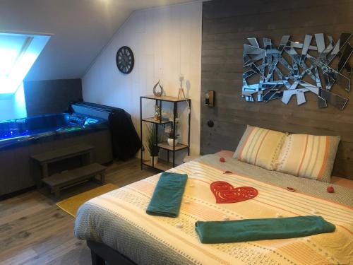 Un dormitorio con una cama con un corazón. en Les bains des Nancray en Nancray