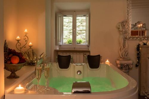 Фотография из галереи Le Mura Luxury Room ROOM & PERSONAL SPA в Кастильон-Фьорентино