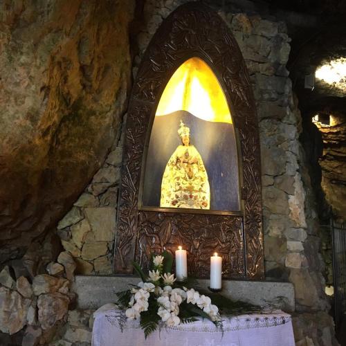 a shrine with candles and a picture of a statue at A cà rèste in Capizzone
