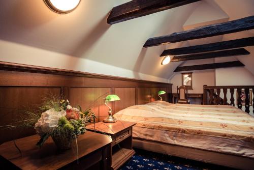 una camera da letto con un letto grande con testiera in legno di Rožmberský dvůr a Cesky Krumlov