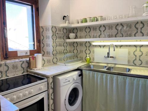 A kitchen or kitchenette at UNIÓ - Apartamento en el casco antiguo