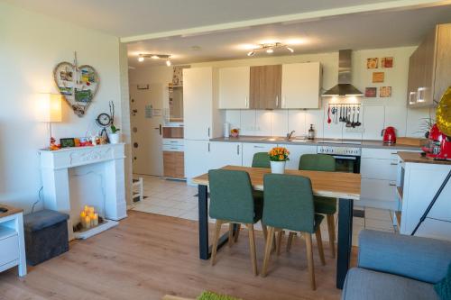 - une cuisine et une salle à manger avec une table et des chaises dans l'établissement Ferienwohnung BergOase, à Scheidegg