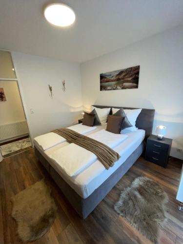 Un pat sau paturi într-o cameră la Ferienwohnung Linda incl Pool, Sauna & Tiefgarage
