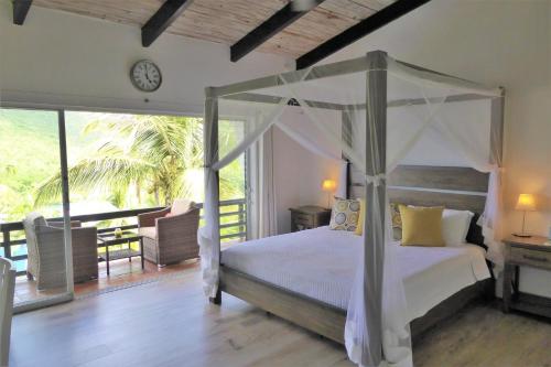 Кровать или кровати в номере Marigot Palms Luxury Caribbean Apartment Suites