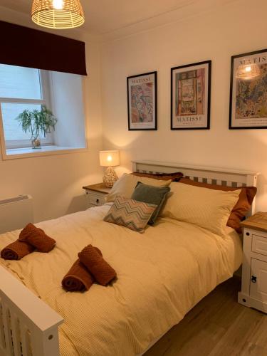 een slaapkamer met een bed met 2 kussens erop bij Casuarina in Ventnor