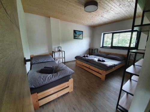 Zimmer mit 2 Betten und 1 Etagenbett in der Unterkunft Relax Vila Lipno 2 u pláže Windy Point in Černá v Pošumaví