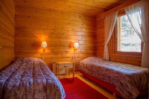 Un pat sau paturi într-o cameră la Lentiira Holiday Village