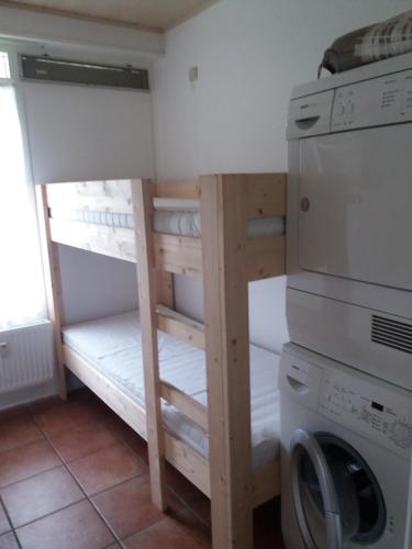 a laundry room with a washing machine and a washer at Vakantiehuisje Martina 17 in Vlissingen