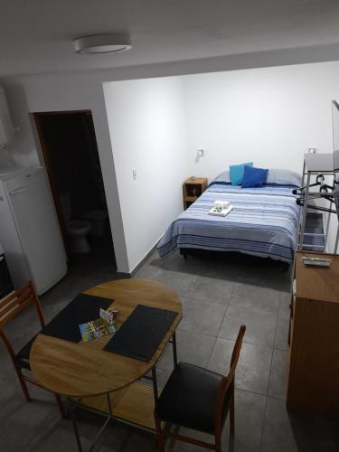 Katil atau katil-katil dalam bilik di Monoambiente Claro de Luz
